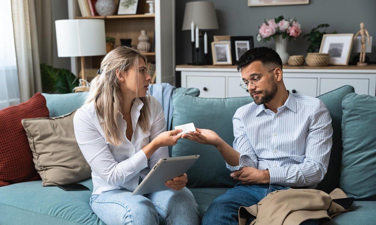 Как привычки покупок партнера формируют ваше счастье в отношениях