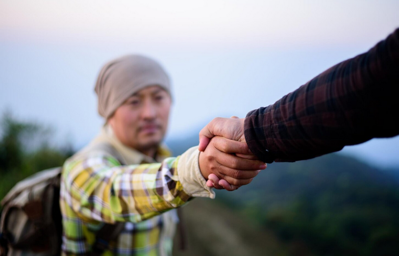 Когда помощь другим становится бегством от себя