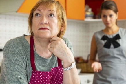 Семейные драмы: свекровь требует дом и поднимает шум