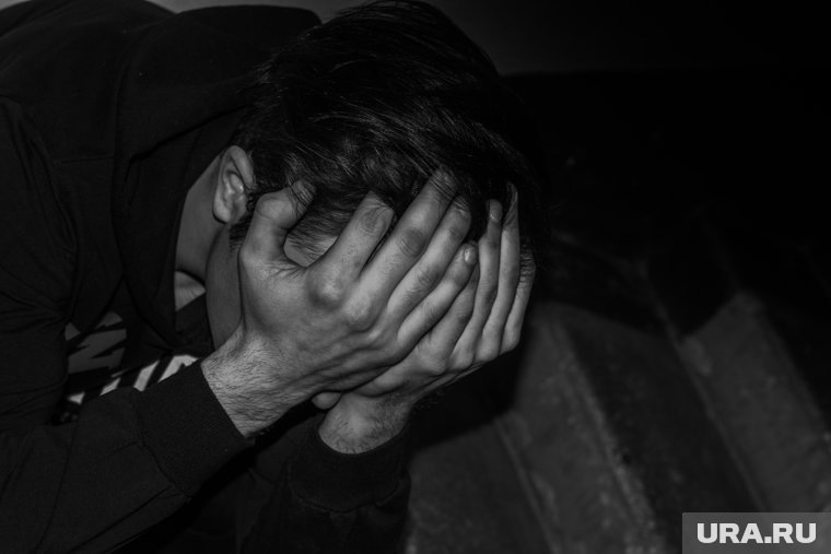 Натуральные средства против депрессии: зверобой и шафран на переднем плане