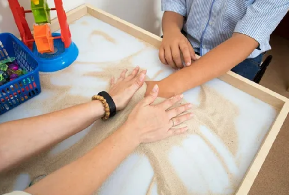 Песочная терапия: как получить профессию и построить карьеру в 2026 году
