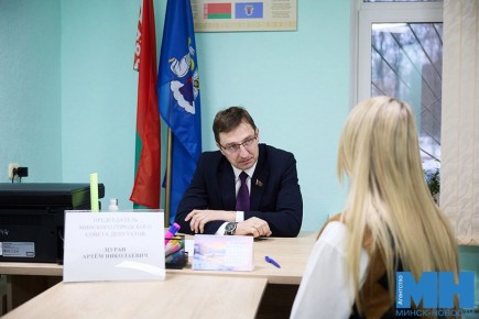 Однодневные заботы минчан: на депутатских приёмах поднимают самые острые вопросы